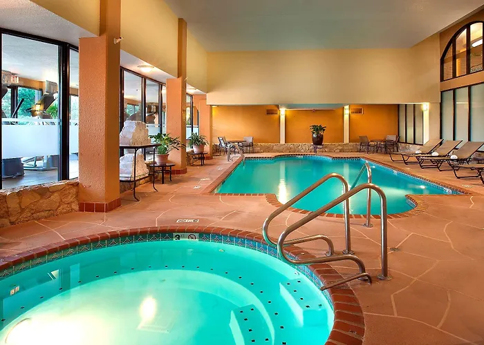 Hotel Embassy By Hilton Chicago Woodfield