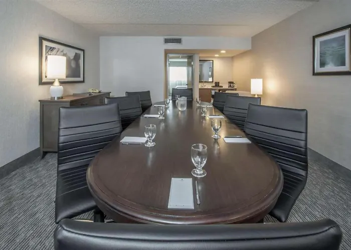 Embassy By Hilton Chicago Woodfield 3*