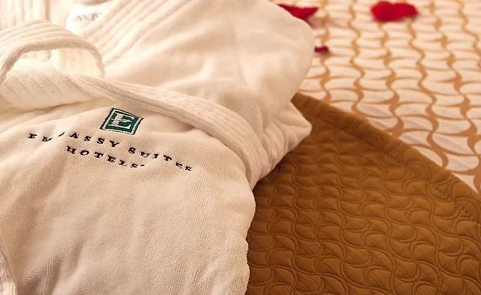 Embassy By Hilton Chicago Woodfield 3*