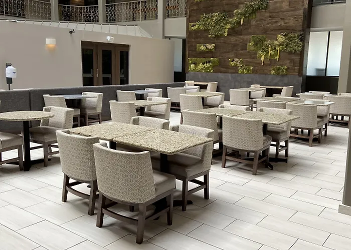Hotel Embassy By Hilton Chicago Woodfield