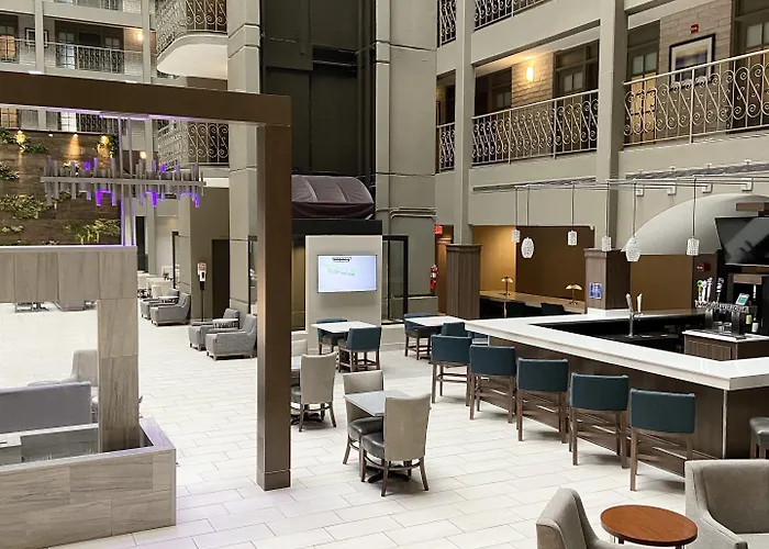 Embassy By Hilton Chicago Woodfield 3*