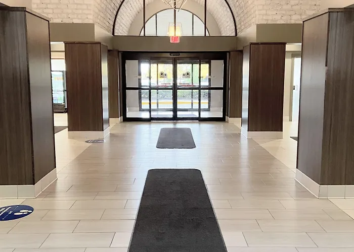 Hotel Embassy By Hilton Chicago Woodfield 3*
