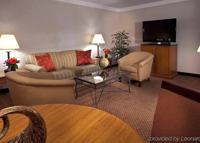 Hotel Embassy By Hilton Chicago Woodfield 3*