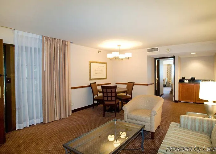 Hotel Embassy By Hilton Chicago Woodfield 3*