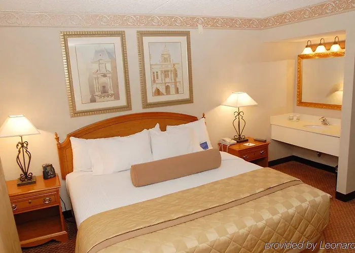 Embassy By Hilton Chicago Woodfield