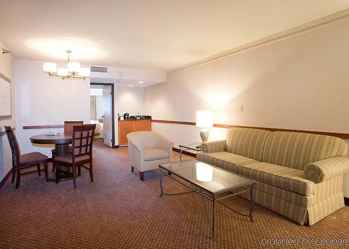Hotel Embassy By Hilton Chicago Woodfield