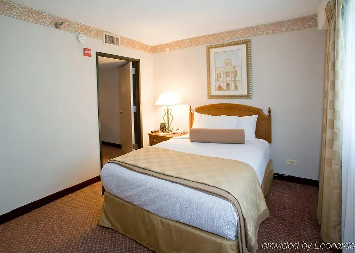 Hotel Embassy By Hilton Chicago Woodfield